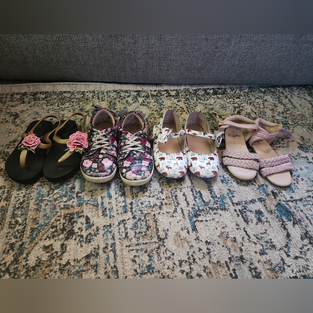 4 pairs of girls shoes